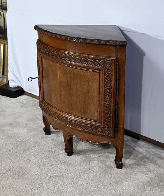 Eckschrank im Louis-XV-Stil