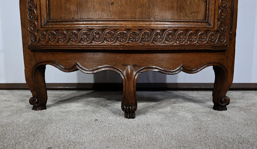 Eckschrank im Louis-XV-Stil