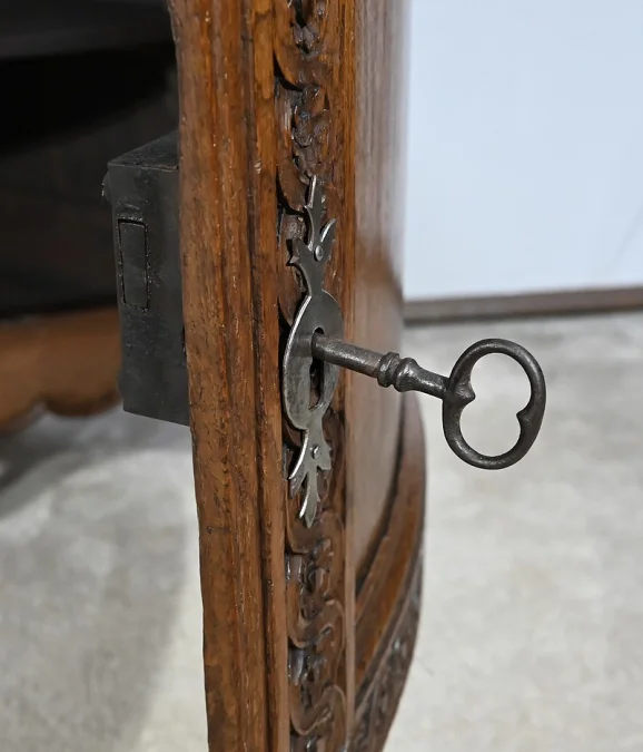 Eckschrank im Louis-XV-Stil