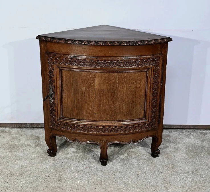 Eckschrank im Louis-XV-Stil