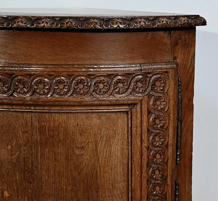 Eckschrank im Louis-XV-Stil