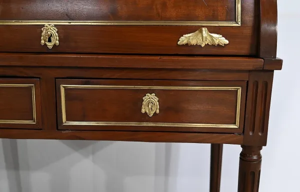 Petit Bureau Cylindre style Louis XVI, époque Napoléon III – Milieu XIXe