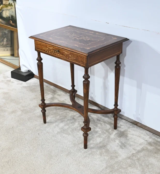 TISCH IM LOUIS XVI-STIL