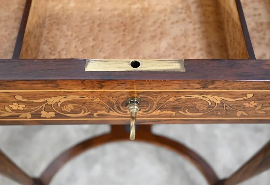 TISCH IM LOUIS XVI-STIL