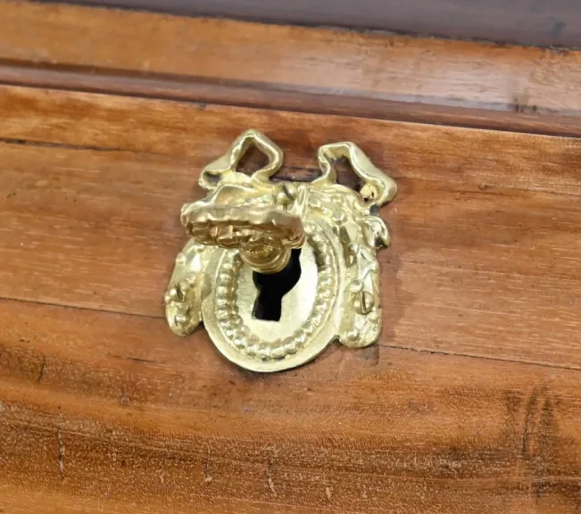 Commode Scriban de Port en Acajou de Saint Martin et de Cuba, époque Louis XV – XVIIIe