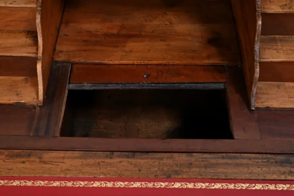 Commode Scriban de Port en Acajou de Saint Martin et de Cuba, époque Louis XV – XVIIIe