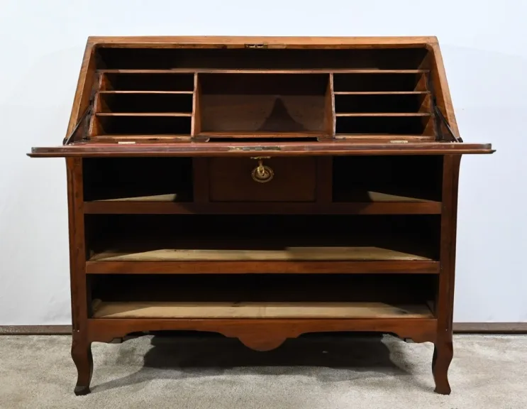 Commode Scriban de Port en Acajou de Saint Martin et de Cuba, époque Louis XV – XVIIIe