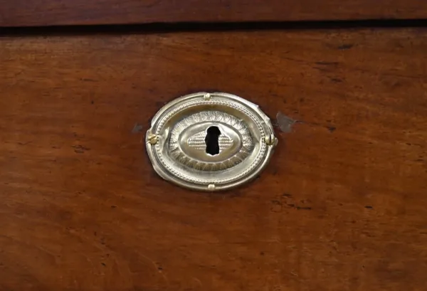 Commode Scriban de Port en Acajou de Saint Martin et de Cuba, époque Louis XV – XVIIIe