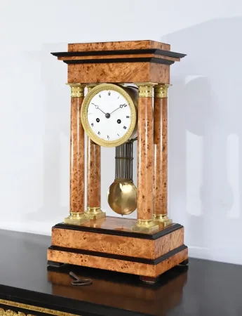 Pendule en Loupe de Thuya, époque Empire – 1ère Partie XIXe