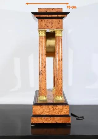Pendule en Loupe de Thuya, époque Empire – 1ère Partie XIXe