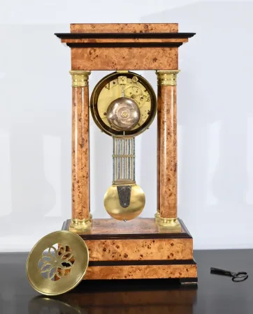 Pendule en Loupe de Thuya, époque Empire – 1ère Partie XIXe