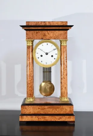 Pendule en Loupe de Thuya, époque Empire – 1ère Partie XIXe