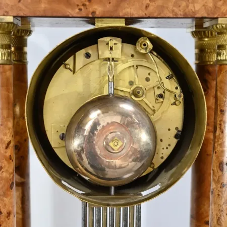 Pendule en Loupe de Thuya, époque Empire – 1ère Partie XIXe