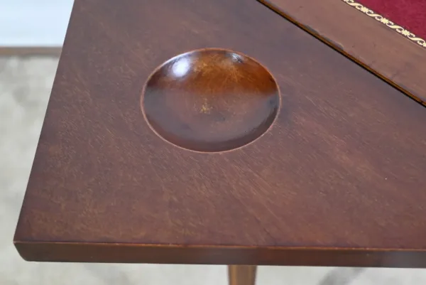 Table Mouchoir en Acajou Massif – 1920