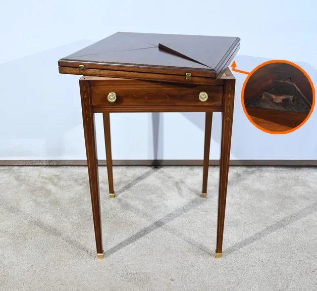 Table Mouchoir en Acajou Massif – 1920