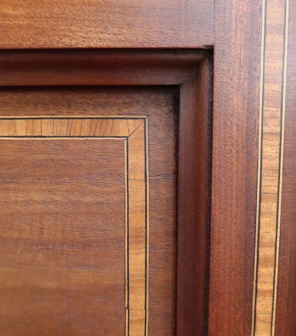 BÜCHERREGAL IM DIRECTOIRE-STIL