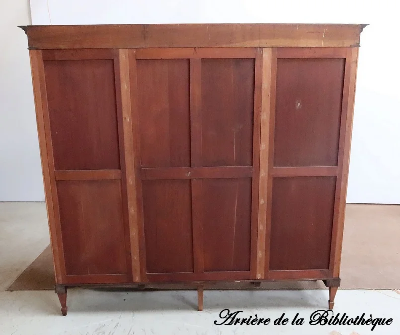BÜCHERREGAL IM DIRECTOIRE-STIL
