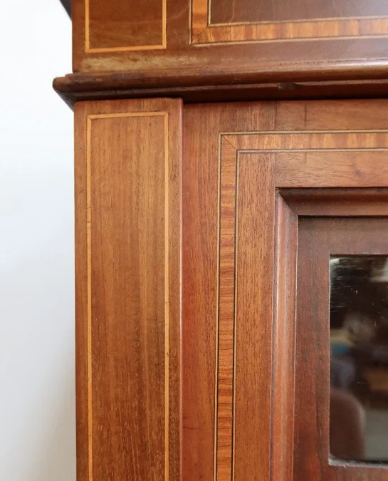 BÜCHERREGAL IM DIRECTOIRE-STIL