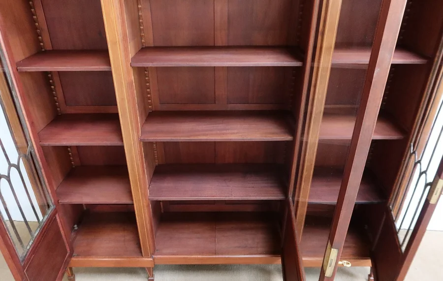 BÜCHERREGAL IM DIRECTOIRE-STIL