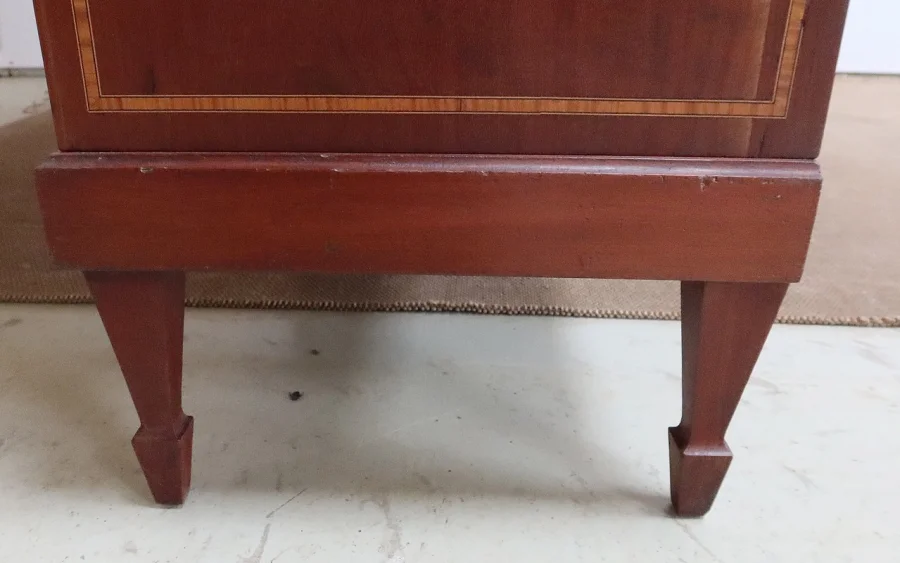 BÜCHERREGAL IM DIRECTOIRE-STIL