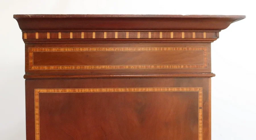 BÜCHERREGAL IM DIRECTOIRE-STIL