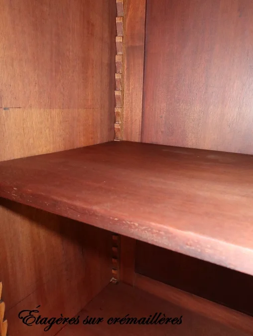 BÜCHERREGAL IM DIRECTOIRE-STIL