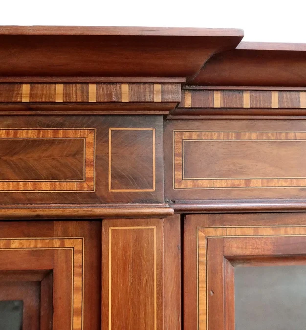 BÜCHERREGAL IM DIRECTOIRE-STIL