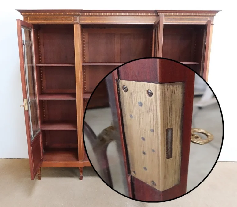 BÜCHERREGAL IM DIRECTOIRE-STIL