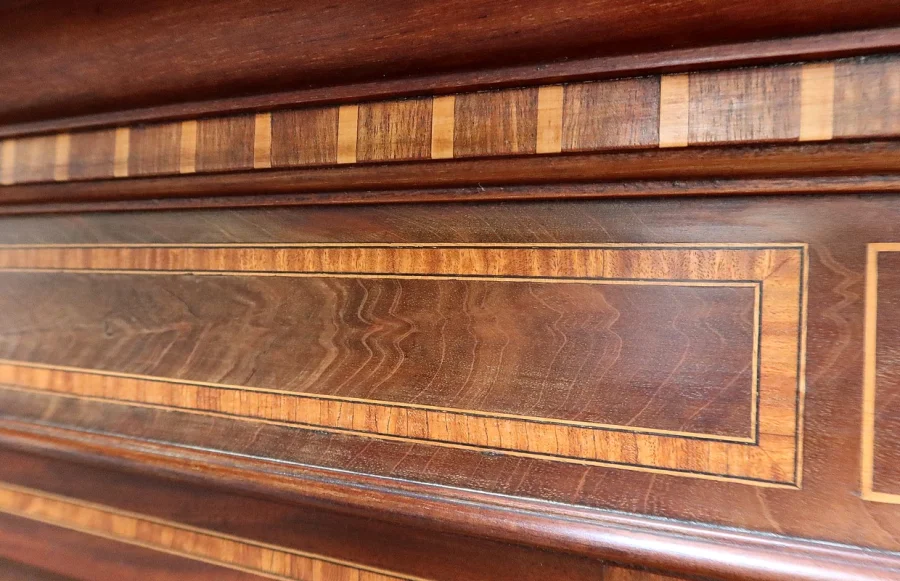 BÜCHERREGAL IM DIRECTOIRE-STIL