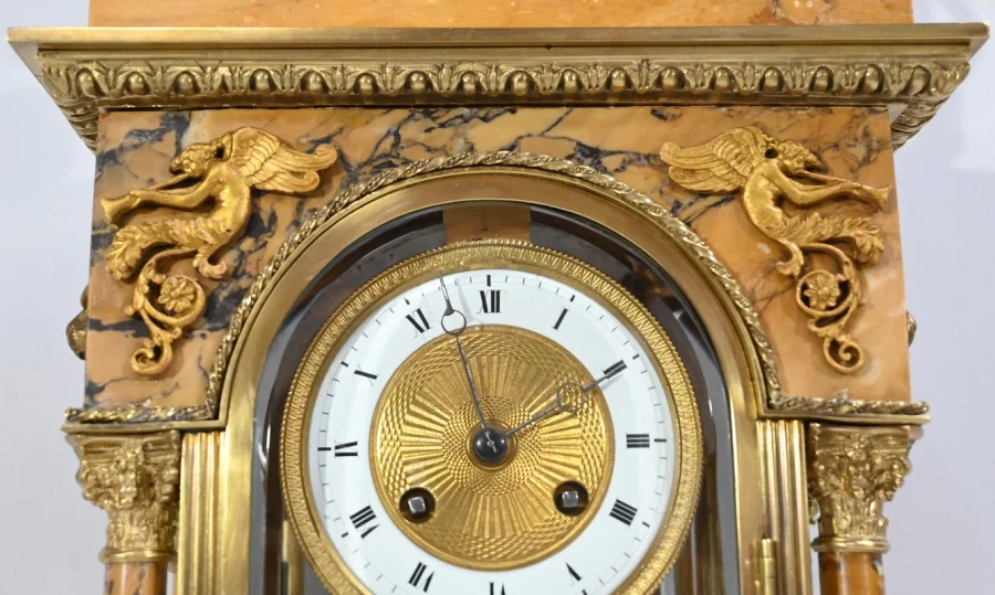 MANTLE GARNITURE