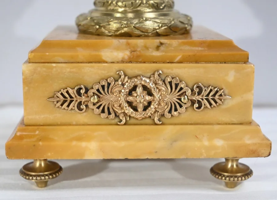 MANTLE GARNITURE