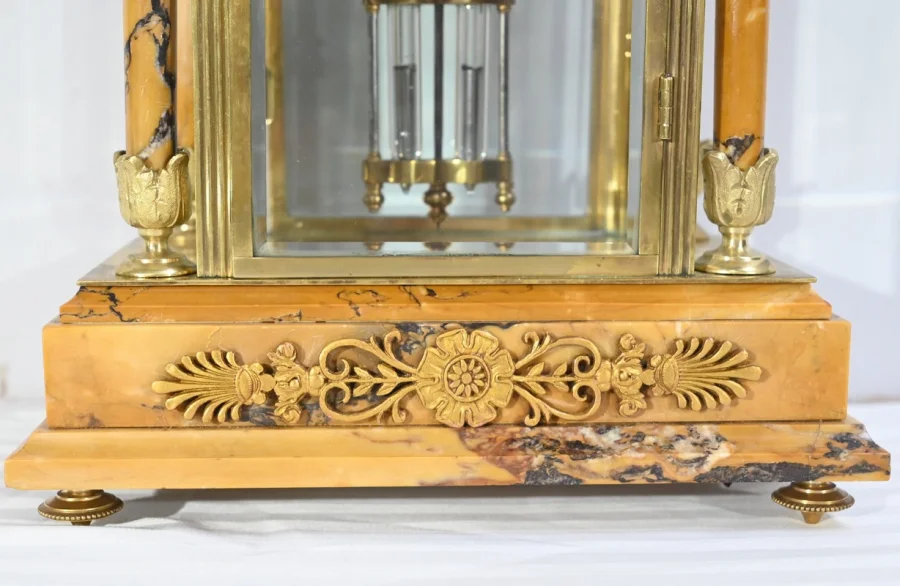 MANTLE GARNITURE
