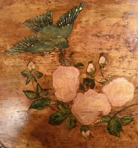 Petite Table de Salon en Moucheté de Thuya et à Décors peints – 1920
