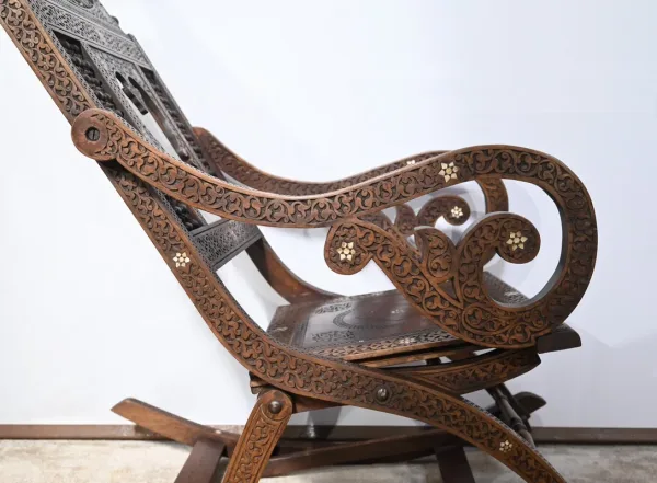 Fauteuil à Bascule Syrien en Noyer – Fin XIXe