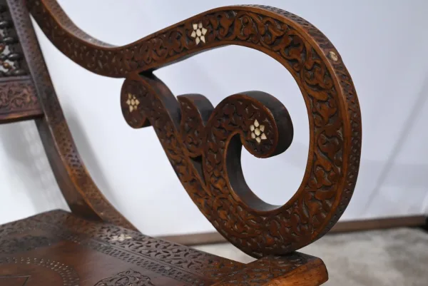 Fauteuil à Bascule Syrien en Noyer – Fin XIXe