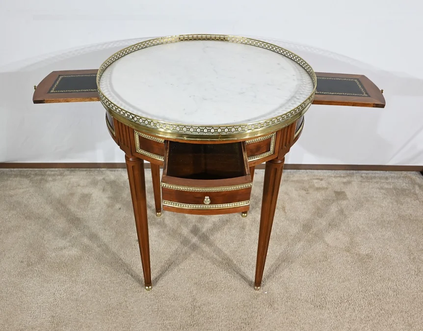 TISCH IM LOUIS XVI-STIL