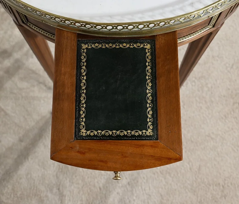 TISCH IM LOUIS XVI-STIL