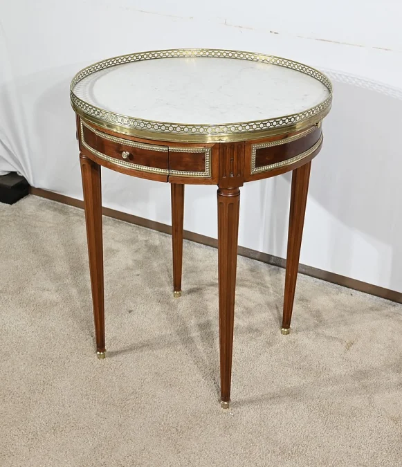 TISCH IM LOUIS XVI-STIL