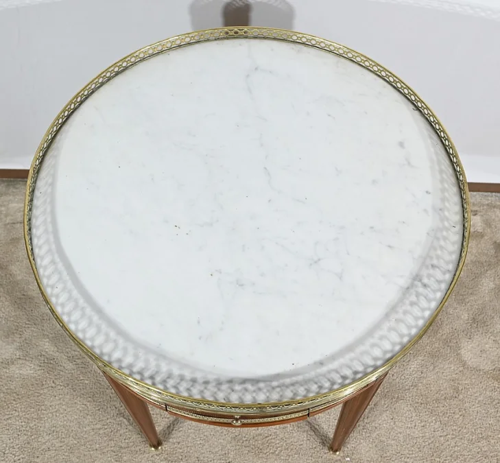 TISCH IM LOUIS XVI-STIL