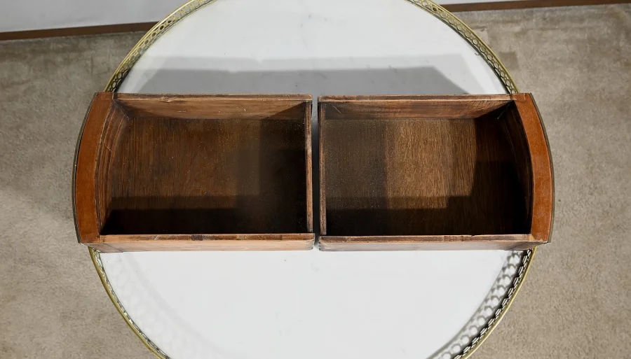 TISCH IM LOUIS XVI-STIL