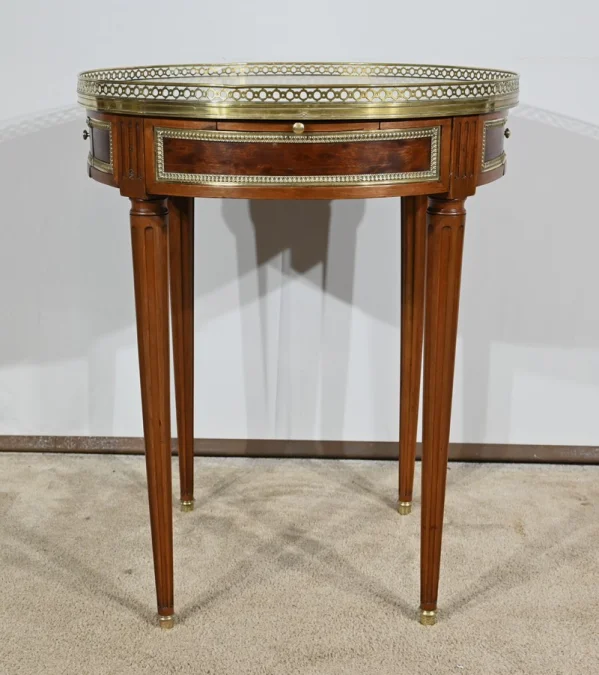 TISCH IM LOUIS XVI-STIL