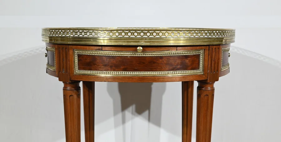 TISCH IM LOUIS XVI-STIL