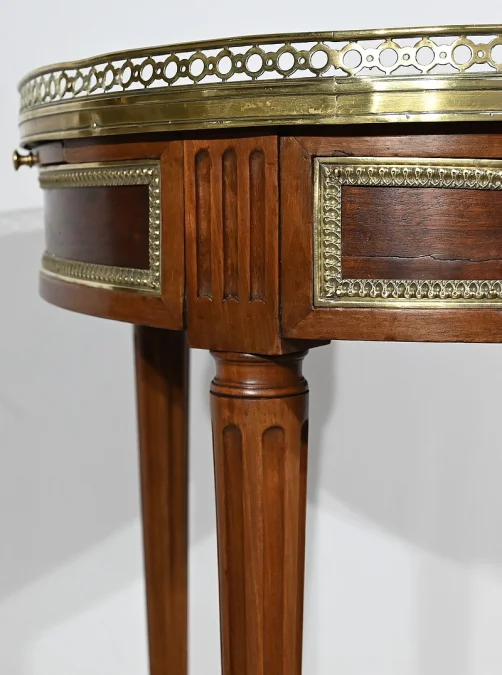 TISCH IM LOUIS XVI-STIL