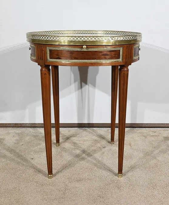 TISCH IM LOUIS XVI-STIL