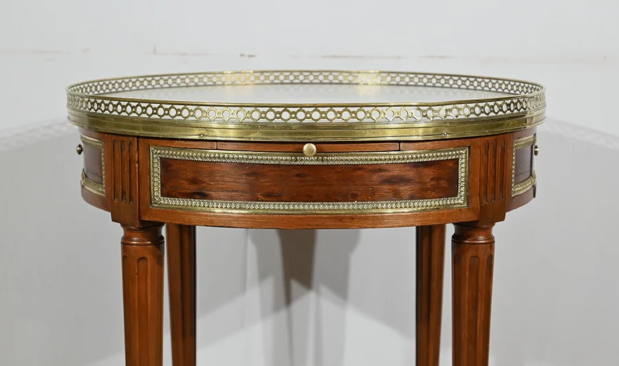 TISCH IM LOUIS XVI-STIL
