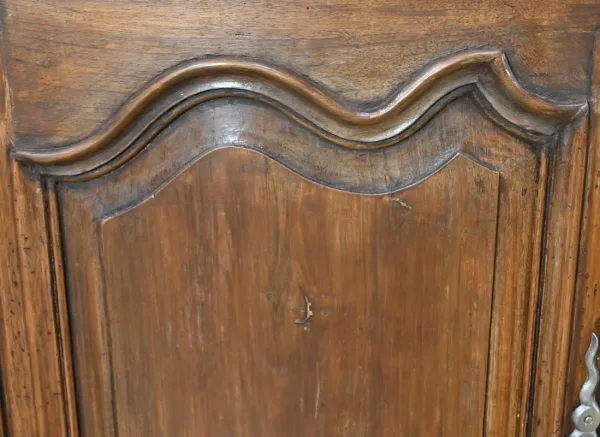 Paire d’Importantes Encoignures de Propriété en Noyer, style Régence – XVIIIe