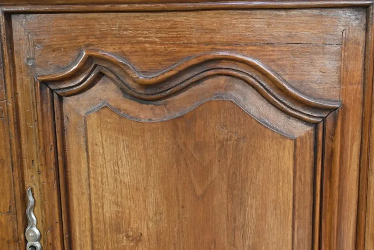 Paire d’Importantes Encoignures de Propriété en Noyer, style Régence – XVIIIe