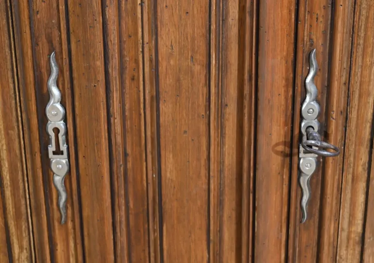 Paire d’Importantes Encoignures de Propriété en Noyer, style Régence – XVIIIe