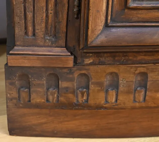 Paire d’Importantes Encoignures de Propriété en Noyer, style Régence – XVIIIe