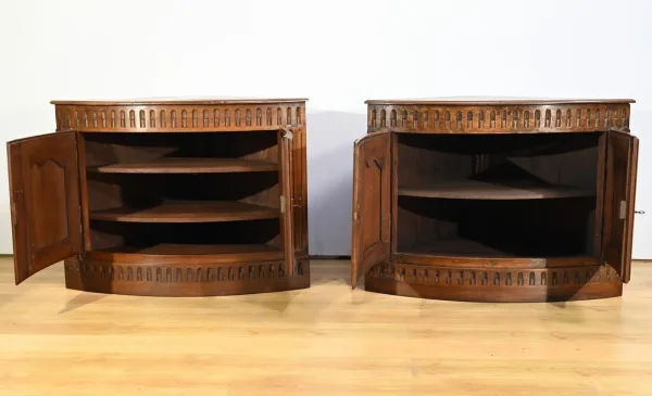 Paire d’Importantes Encoignures de Propriété en Noyer, style Régence – XVIIIe